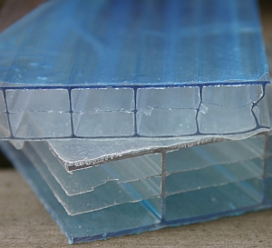 Stegplatten aus Kunststoff gibt es aus verschiedenen Materialien, mit unterschiedlicher Kammerngröße und Anzahl von isolierenden Luftschichten.
